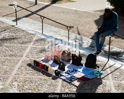 Gli immigrati africani vendono borsette in Palma o Palma de Mallorca, Maiorca, isole Baleari, Spagna, Europa Foto Stock