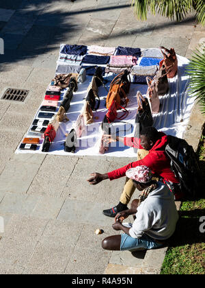 Gli immigrati africani vendono borsette in Palma o Palma de Mallorca, Maiorca, isole Baleari, Spagna, Europa Foto Stock