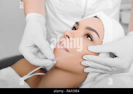 Estetica chirurgia viso,tecnica cosmetica, mesothreads sollevamento e faccia di contornazione Foto Stock