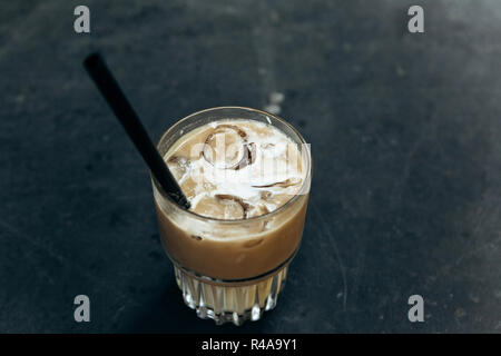 Fresca aromatici caffè ghiacciato su uno sfondo scuro. Mattina rinfrescante bibita. Foto Stock