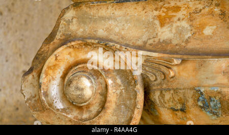 Capitello ionico di un antica colonna greca Foto Stock