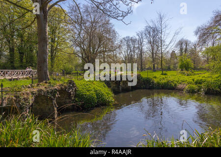 MORDEN, LONDRA, INGHILTERRA - 19 Aprile 2018: Fiume Wandle fluente attraverso il National Trust motivi di Morden Hall Park Foto Stock