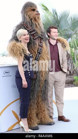 CANNES, Francia - 15 Maggio 2018: Emilia Clarke, Alden Ehrenreich e Chewbecca a 'Solo: una Star Wars Storia' photocall al Cannes Film Festival Foto Stock