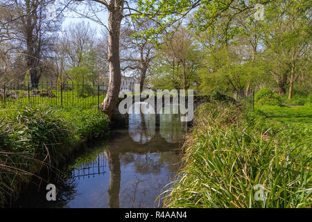 MORDEN, LONDRA, INGHILTERRA - 19 Aprile 2018: Fiume Wandle fluente attraverso il National Trust motivi di Morden Hall Park Foto Stock