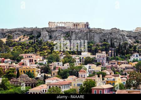 Parte della vecchia città di Atene. Piazza Monastiraki e l'Acropoli. Foto Stock