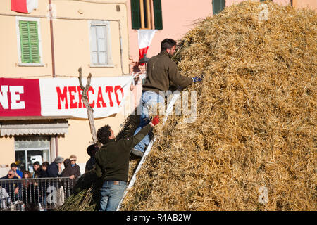 Preparazione di un pagliaio, festival di falò Rocca San Casciano, emilia romagna, Italia, Europa Foto Stock
