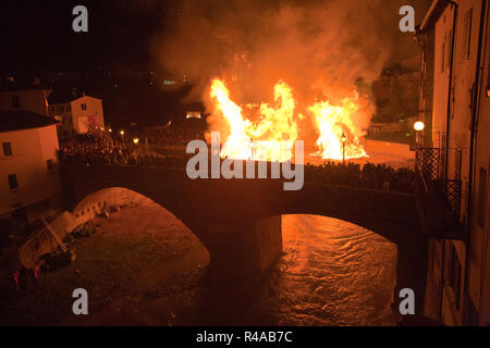 Haystacks sul fuoco, festival di falò Rocca San Casciano, emilia romagna, Italia, Europa Foto Stock