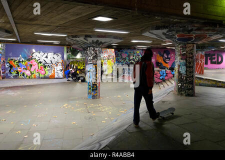 I pattinatori di notte nel Undercroft skate park, il South Bank di Londra, Inghilterra Foto Stock