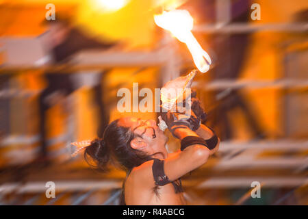 Artista raul sommariba Hernandez, spettacolo di giocolieri fuoco, Rocca San Casciano, emilia romagna, Italia, Europa Foto Stock