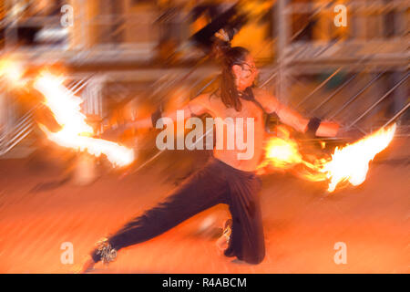 Artista raul sommariba Hernandez, spettacolo di giocolieri fuoco, Rocca San Casciano, emilia romagna, Italia, Europa Foto Stock