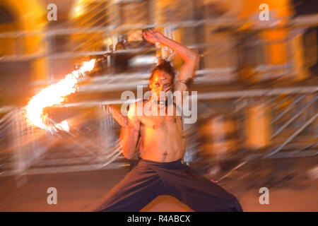 Artista raul sommariba Hernandez, spettacolo di giocolieri fuoco, Rocca San Casciano, emilia romagna, Italia, Europa Foto Stock