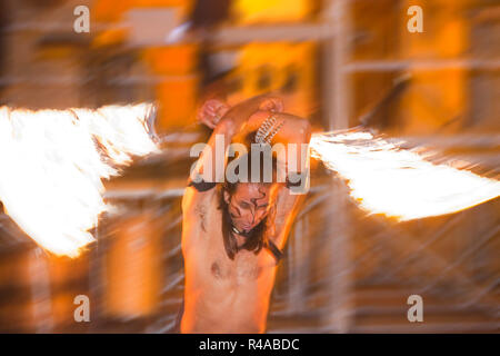 Artista raul sommariba Hernandez, spettacolo di giocolieri fuoco, Rocca San Casciano, emilia romagna, Italia, Europa Foto Stock