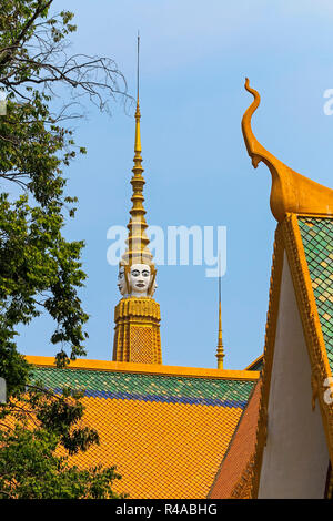 Dio indù Brahma sul trono della Hall 193 piedi guglia dorata nel palazzo reale; Royal Palace e Centro della città di Phnom Penh, Cambogia Foto Stock