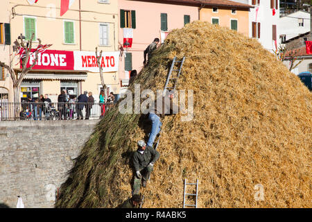 Preparazione di un pagliaio, festival di falò Rocca San Casciano, emilia romagna, Italia, Europa Foto Stock