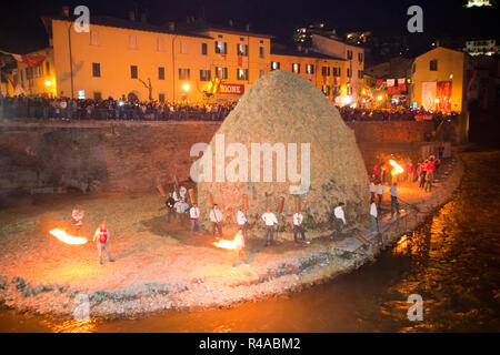 A partire, festival di falò Rocca San Casciano, emilia romagna, Italia, Europa Foto Stock