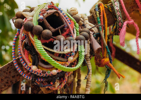 Bracciali lasciato dalla fossa di sepoltura nei campi di sterminio dove 1000s sono stati uccisi dalla Khymer Rouge. Choeung Ek, Phnom Penh Cambogia Foto Stock