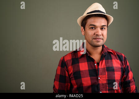 Turismo indiano uomo che indossa hat contro sfondo colorato Foto Stock