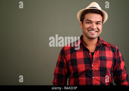 Turismo indiano uomo che indossa hat contro sfondo colorato Foto Stock