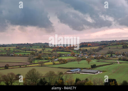 Vista su campagna Monmouthshire verso la montagna nera al di là, nel Galles del Sud. Foto Stock