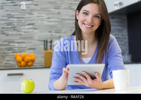 Bella giovane donna con tavoletta digitale Foto Stock