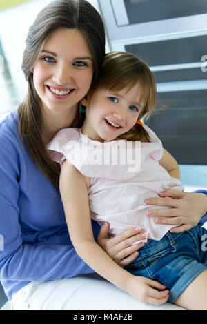 Madre e figlia divertirsi in cucina Foto Stock