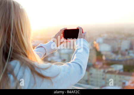 Bella ragazza bionda di scattare le foto della città. Foto Stock