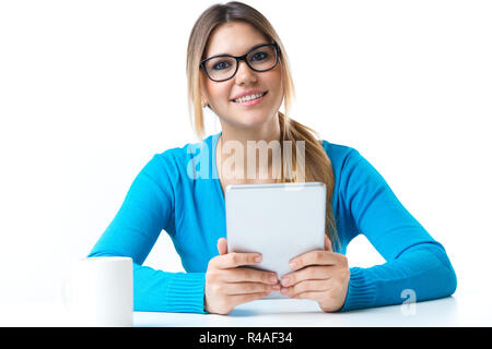 Giovane donna sorridente con tavoletta digitale. Isolato su bianco. Foto Stock