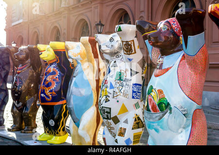 Riga, Lettonia - 15 Luglio 2018: di due metri di altezza della fibra di vetro porta alla United Buddy Bears esposizioni sotto i raggi del sole di sera. Foto Stock