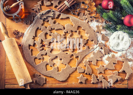 Gingerbread impasto e preparazione di biscotti di Natale torte. Foto Stock