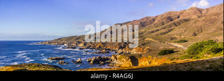 Vista panoramica del drammatico fascia costiera sull'Oceano Pacifico, Stato Garapata Park, California Foto Stock