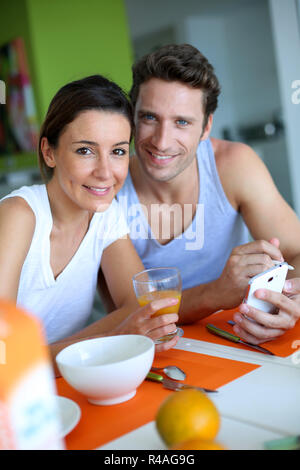 Giovane avente la colazione a casa Foto Stock