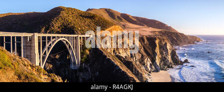 Vista panoramica di Bixby Creek Bridge e il drammatico fascia costiera sull'Oceano Pacifico, Big Sur, California Foto Stock