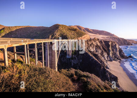 Vista al tramonto di Bixby Creek ponte sull'autostrada 1, Big Sur, California Foto Stock