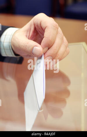 Immagine di un urna e mettendo mano a scrutinio vuota all'interno,elezioni, concetto di voto Foto Stock