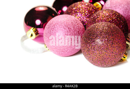 Le decorazioni di Natale: gruppo di red ninnolo sfere vista laterale isolato su bianco Foto Stock