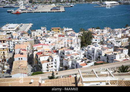 Vista del vecchio quartiere di Ibiza dalla sommità di Dalt Vila Foto Stock