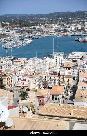 Vista del vecchio quartiere di Ibiza dalla sommità di Dalt Vila Foto Stock