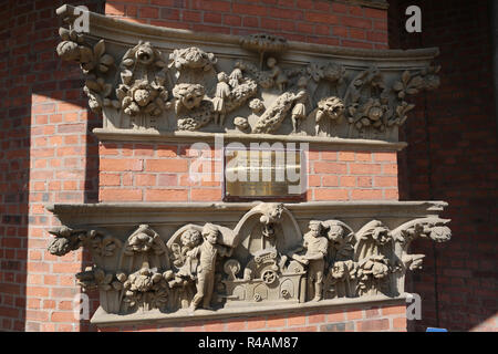 Sculture in pietra delle varie fasi della produzione di cotone che ora si trova a Bolton volte del mercato Foto Stock