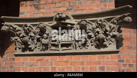 Sculture in pietra sulle varie fasi di produzione di cotone che ora si trova a Bolton volte del mercato Foto Stock