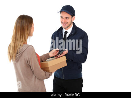 Donna firma ricevuta della consegna del pacchetto Foto Stock