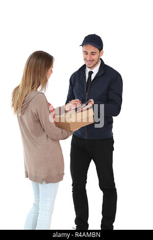 Donna firma ricevuta della consegna del pacchetto Foto Stock