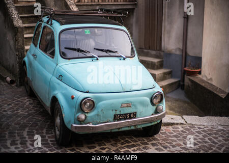 Vecchia fiat in strada, tilo, Calabria, Italia, Europa. Foto Stock