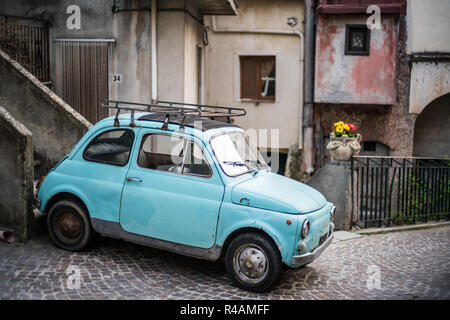 Vecchia fiat in strada, tilo, Calabria, Italia, Europa. Foto Stock