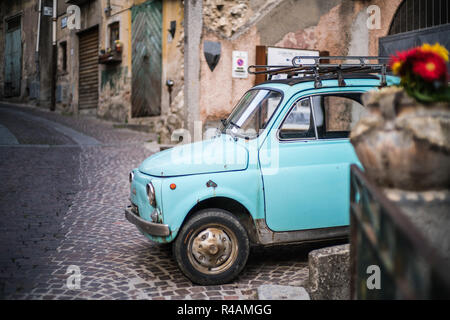 Vecchia fiat in strada, tilo, Calabria, Italia, Europa. Foto Stock