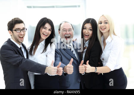 Primo piano della testa e il team Aziende che mostra il pollice verso l'alto. Foto Stock