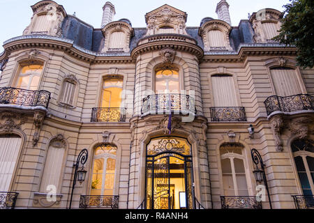 Splendido edificio costruito in stile francese. Ripresa a tutto campo dal fondo. La sua architettura impressionante nel centro di Parigi, Francia Foto Stock