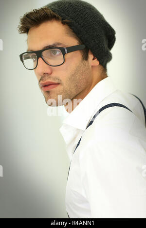 Ragazzo alla moda con giarrettiere e occhiali, isolato Foto Stock