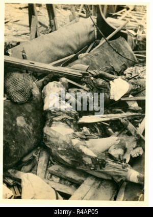 Corpo morto cadavere vittime del bombardamento atomico in rovine hanno devastato la terra desolata, Hiroshima, Giappone, 1945 Foto Stock