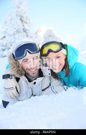 Ritratto di giovane amante di sciatori in montagna nevoso Foto Stock