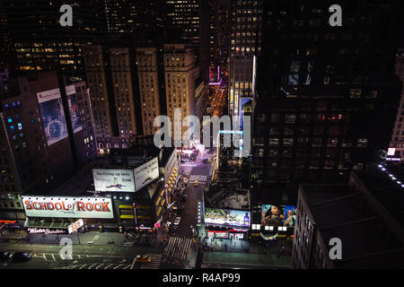 Arial vista di midtown Manhattan, New York di notte Foto Stock